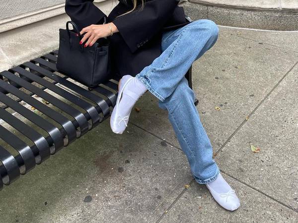 Ballet flats aren't just for skirts or dresses. Pair yours with your favourite jeans, à la Katie Holmes.